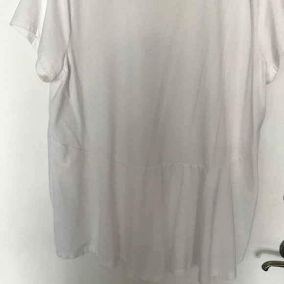 NEW ISAACMIZRAHI WHITE FLATTERING LONGER BACK TOP - Picture 3 of 4